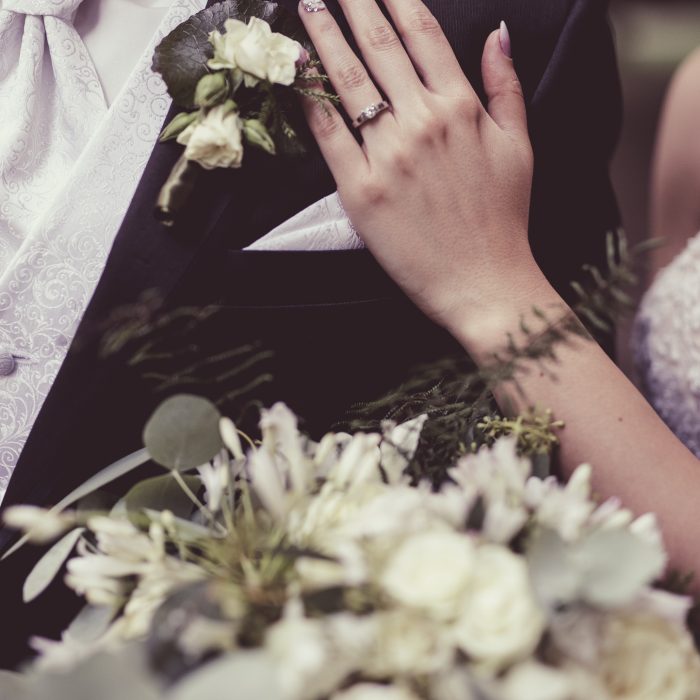 jegvirag_eskuvoidekoracio_zsalyazold_greenery_fenyoharasztkastelyszallo_wedding (1)