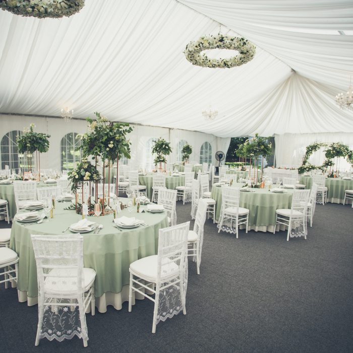 jegvirag_eskuvoidekoracio_zsalyazold_greenery_fenyoharasztkastelyszallo_wedding (10)