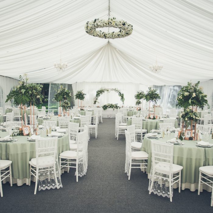 jegvirag_eskuvoidekoracio_zsalyazold_greenery_fenyoharasztkastelyszallo_wedding (11)