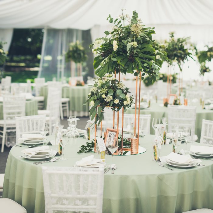 jegvirag_eskuvoidekoracio_zsalyazold_greenery_fenyoharasztkastelyszallo_wedding (12)