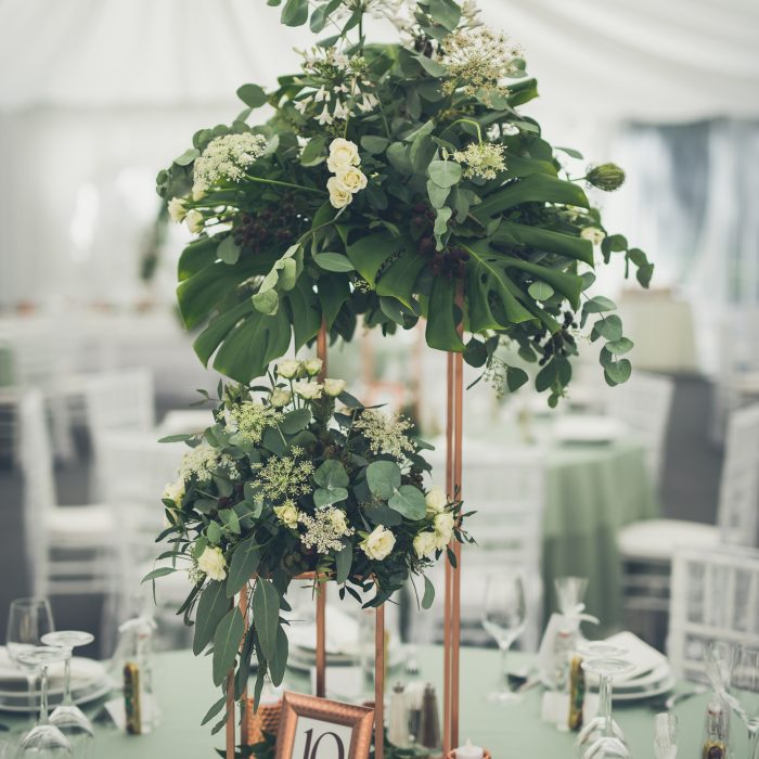jegvirag_eskuvoidekoracio_zsalyazold_greenery_fenyoharasztkastelyszallo_wedding (13)