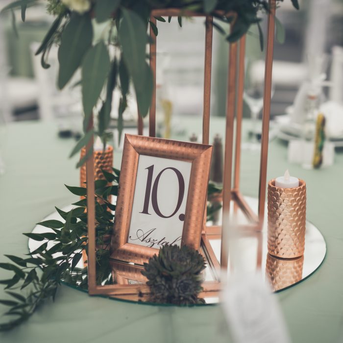 jegvirag_eskuvoidekoracio_zsalyazold_greenery_fenyoharasztkastelyszallo_wedding (14)