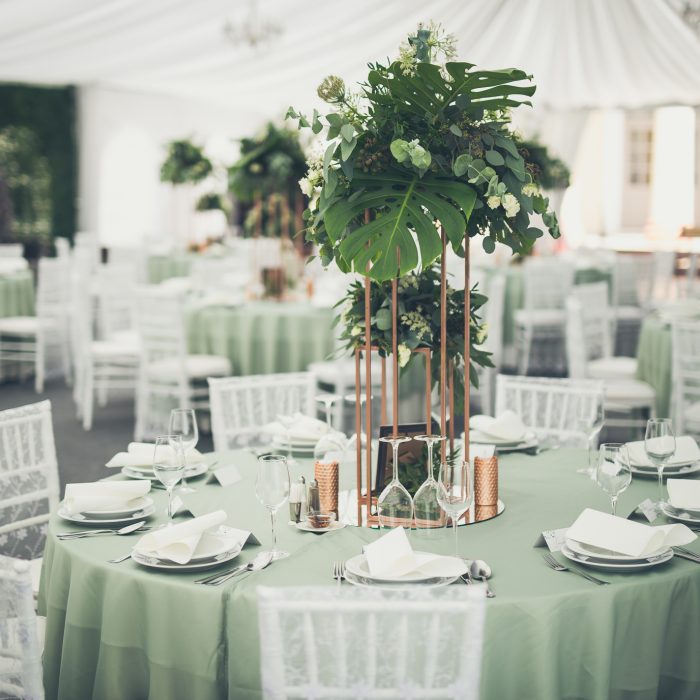 jegvirag_eskuvoidekoracio_zsalyazold_greenery_fenyoharasztkastelyszallo_wedding (6)