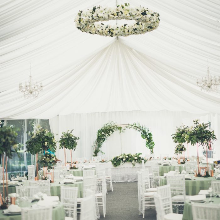 jegvirag_eskuvoidekoracio_zsalyazold_greenery_fenyoharasztkastelyszallo_wedding (7)