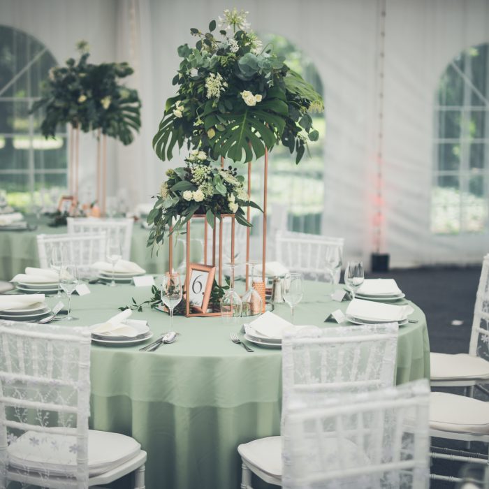 jegvirag_eskuvoidekoracio_zsalyazold_greenery_fenyoharasztkastelyszallo_wedding (8)