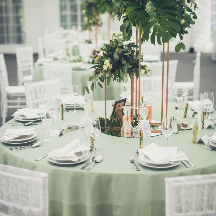 jegvirag_eskuvoidekoracio_zsalyazold_greenery_fenyoharasztkastelyszallo_wedding (9)